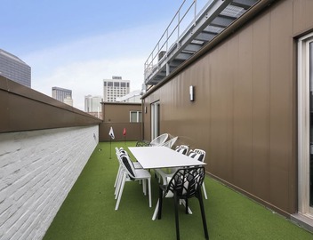 ⛳️ PERFECT PENTHOUSE! Downtown, Secluded Terrace PUTT-PUTT, PING PONG, OUTDOOR CHESS+CHECKERS! 4