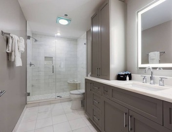 ⛳️ PERFECT PENTHOUSE! Downtown, Secluded Terrace PUTT-PUTT, PING PONG, OUTDOOR CHESS+CHECKERS! 4