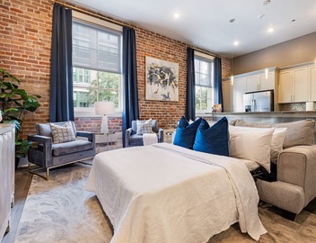 ✨GLAM MEETS DOWNTOWN HISTORIC CHARMER✨Spacious Corner Condo with Sleeper Sofa | The Stella 5