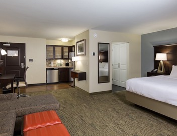King Suite. Free Breakfast. Pool. Shared BBQ. Great for Business Travelers! 5