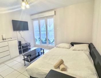 Pallazzio 2, 5 minuts walking distance from Beacheswith terrace and parking 3