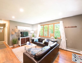 Fully stocked vacation home with large private yard, decks and BBQ gas grill & 1 mile to Narragansett Beach ! 3