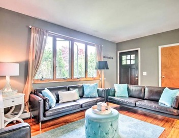 Fully stocked vacation home with large private yard, decks and BBQ gas grill & 1 mile to Narragansett Beach ! 5