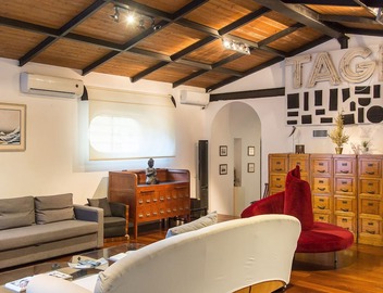 Botanical Garden, exclusive apartment with swimming pool in the living room, located in . 4