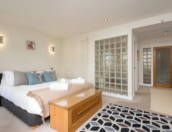 Stunning 3-bedroom apartment in the heart of Edinburgh's city centre. Sleeps 6. 3