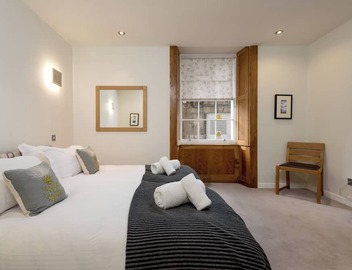 Stunning 3-bedroom apartment in the heart of Edinburgh's city centre. Sleeps 6. 2