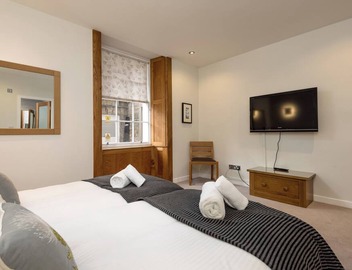 Stunning 3-bedroom apartment in the heart of Edinburgh's city centre. Sleeps 6. 4