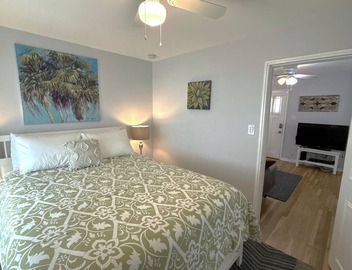Bright one-bedroom bungalow, located near all Pasadena’s best attractions. 4