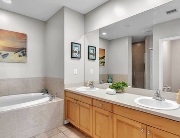 Pet Friendly! Waterfront, Pool, Hot Tub, Free Parking & Free Activities! ~ 403 Harborview Grande 5