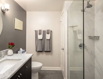 Enjoy a classic Capitol Hill experience just 5 blocks from the seat of power. 2