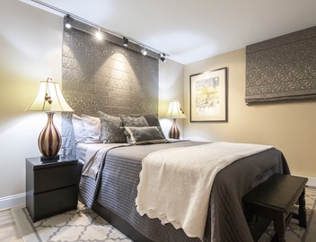 Enjoy a classic Capitol Hill experience just 5 blocks from the seat of power. 2