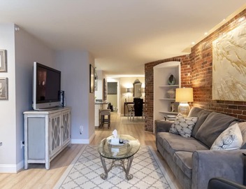 Enjoy a classic Capitol Hill experience just 5 blocks from the seat of power. 5
