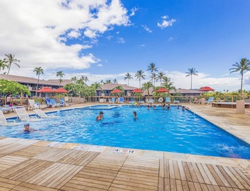Romantic, waterfront studio with pool, hot tubs & golf course view 2