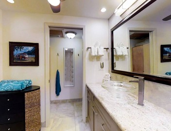 Romantic, waterfront studio with pool, hot tubs & golf course view 5