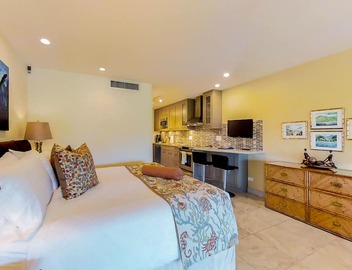 Romantic, waterfront studio with pool, hot tubs & golf course view 3