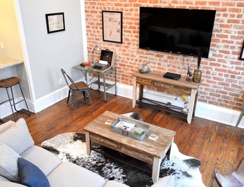 Outdoors and Adventure themed, Historic luxury condo, 2 blocks from French Quart 3