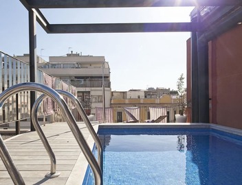 My Space Barcelona 6 Apart. to have 48 people around the Triunfo Arco 5