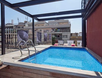 My Space Barcelona 6 Apart. to have 48 people around the Triunfo Arco 2
