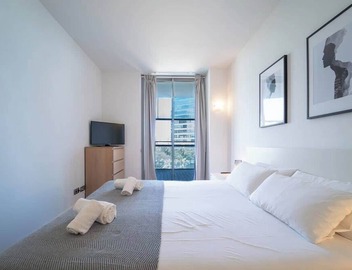Seafront luxe with terrace and pool I 3