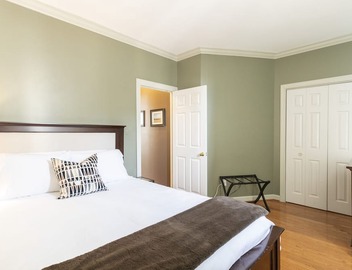 Renovated Condo in the Heart of DuPont Circle- 2 blks to Metro 2