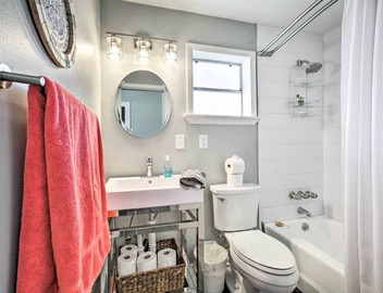 Uptown NOLA Apt on Magazine Street w/Backyard! 2