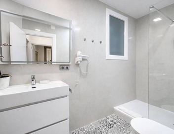 Elegant 130 m² apartment with balcony and views of Port Vell – Paseo Colón 5