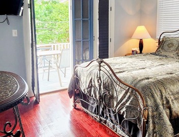 Grand Home with views of Street Car Near French Quarter, Superdome 5