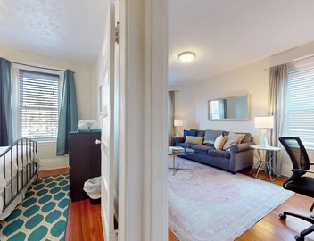 Sunny,spacious, sleeps 4, steps to MBTA,Hospitals. 2