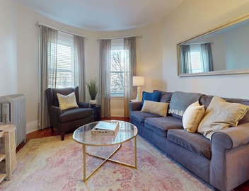 Sunny,spacious, sleeps 4, steps to MBTA,Hospitals. 3