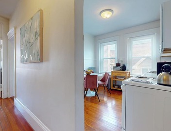 Sunny,spacious, sleeps 4, steps to MBTA,Hospitals. 5