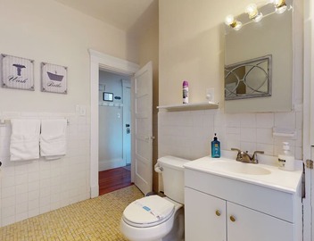 Sunny,spacious, sleeps 4, steps to MBTA,Hospitals. 2