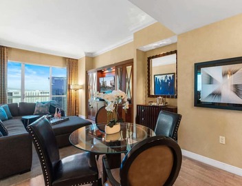 Balcony Strip View Penthouse Free Valet Parking 2