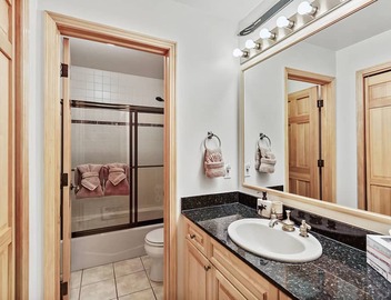 Private Salt Water Hot Tub - 5 Star Reviews - 5 Minute walk to Lifts & Town! 5