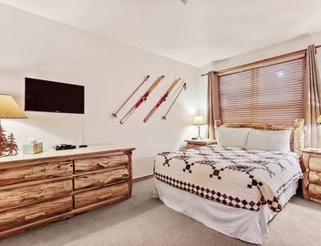 Private Salt Water Hot Tub - 5 Star Reviews - 5 Minute walk to Lifts & Town! 4
