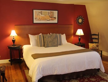 "Fort Hill Inn" Sunny, Penthouse Duplex! L@K 3 bed, 2 bath, 1.5 miles Center 2