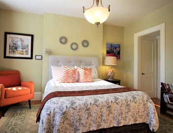 "Fort Hill Inn" Sunny, Penthouse Duplex! L@K 3 bed, 2 bath, 1.5 miles Center 4