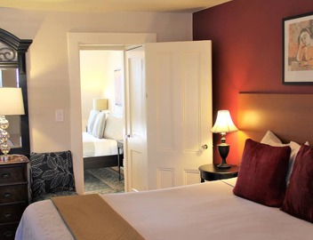 "Fort Hill Inn" Sunny, Penthouse Duplex! L@K 3 bed, 2 bath, 1.5 miles Center 3