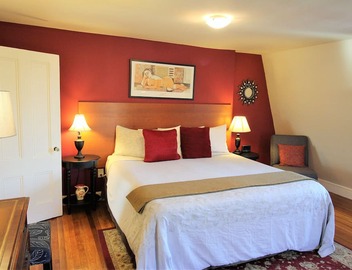 "Fort Hill Inn" Sunny, Penthouse Duplex! L@K 3 bed, 2 bath, 1.5 miles Center 3