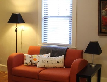 "Fort Hill Inn" Sunny, Penthouse Duplex! L@K 3 bed, 2 bath, 1.5 miles Center 5
