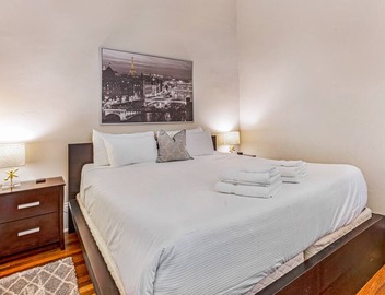 Contemporary Living on Broughton with King Beds & Parking by Lucky Savannah 4
