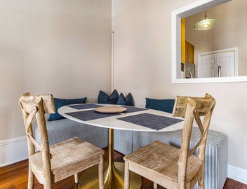 Contemporary Living on Broughton with King Beds & Parking by Lucky Savannah 5