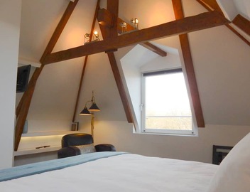Luxurious and spacious penthouse in city center! 2 bathrooms, airco, wifi. 4