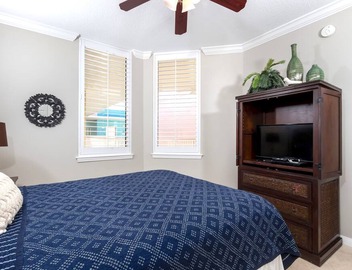 Penthouse-Directly ON Water-Huge Roof Top Patio-Private Hot Tub-Gorgeous Views! 5