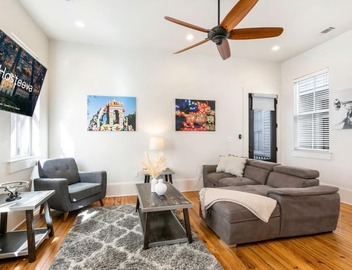 20% OFF Monthly | 10% OFF Weekly-Stylish 3BR on Carondelet by Hosteeva 5