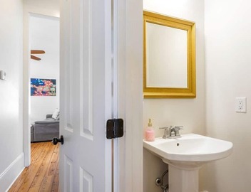 20% OFF Monthly | 10% OFF Weekly-Stylish 3BR on Carondelet by Hosteeva 3