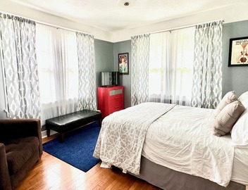 Mid City 2 BR in Beautiful Arts and Crafts House 3