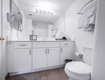 203 Enjoy our onsite amenities- golf putting green included! 3