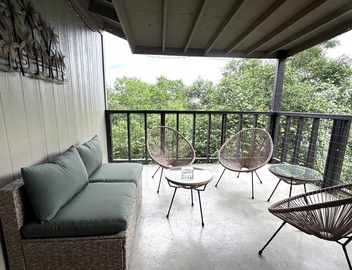 King bed, view, patio, .33 miles to Barton Springs/Zilker Park, @2 miles to DT! 5