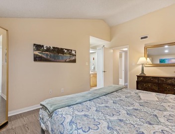 King bed, view, patio, .33 miles to Barton Springs/Zilker Park, @2 miles to DT! 3
