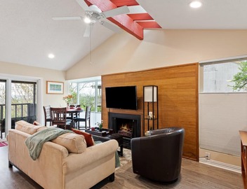 King bed, view, patio, .33 miles to Barton Springs/Zilker Park, @2 miles to DT! 3